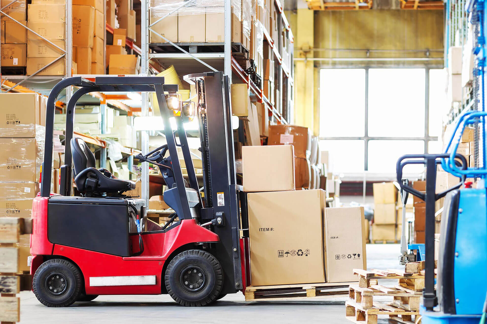 European Logistics Hub – Warehousing, Cross-Docking, and Express Delivery Euro 6 trucks at a modern European warehouse and cross-docking facility, prepared for fast express deliveries and integrated logistics across Europe.